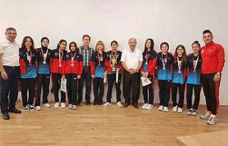 Adnan Menderes Ortaokulu Yıldız Kızlar Ragbi takımı...