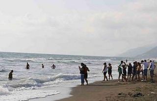 Afrika sıcaklarından kaçıp denize koşan vatandaşlar...
