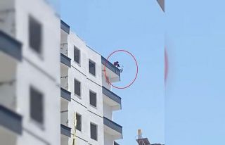 Ağır hasarlı binaya çıkan vatandaş çanak için...