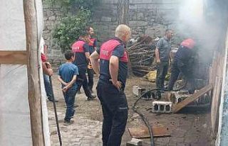 Ağrı’da ahırda çıkan yangın korkuttu