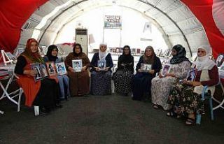 Ailelerin evlat nöbeti kararlıkla sürüyor