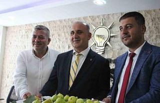 AK Parti’ye yeni katılan Başkan Kaya, partililerin...