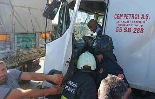 Akaryakıt tankeri tıra çarptı: Sıkışan sürücüyü...