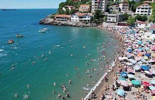 Akdeniz sahillerini aratmadı, 3 bin kişi denize...