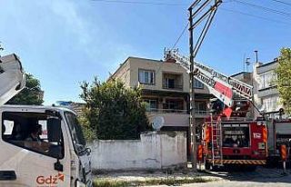 Akhisar’da evin çatısında çıkan yangın korkuttu