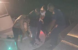 Alabora olan tekneden düşen 3 kişi böyle kurtarıldı