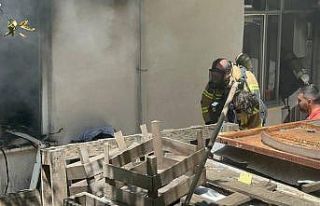 Alevlerin arasından 2 çocuğu kurtardılar