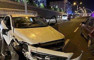 Alt geçitte arıza yapılan otomobil kazaya neden...