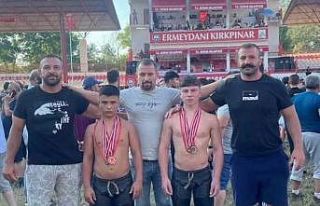 Altınovalı pehlivanlar Kırkpınar’da kürsüde