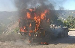 Amasya’da seyir halindeki tır alev topuna döndü