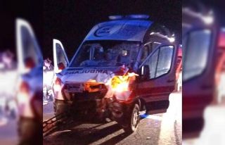 Ambulans traktörle çarpıştı