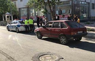 Aniden yola çıkan 3 çocuğa otomobil çarptı