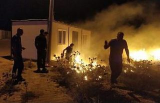 Anız yangını konteynerlere sıçramadan söndürüldü