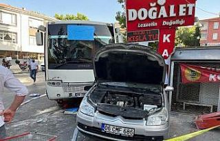 Ankara’da freni boşalan servis aracı 3 otomobile...