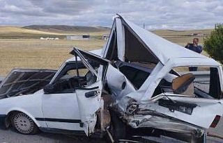 Ankara’daki kazada otomobil kağıt gibi ezildi