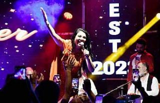 Ankaralı Ayşe Emet’i salladı