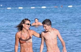 Anne-oğul deniz keyfi