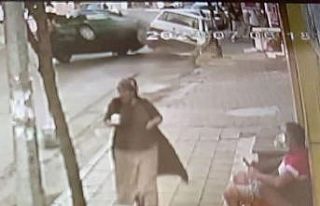 Anne ve kızı emniyet kemeri sayesinde devrilen araçtan...