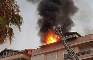 Antalya’da 4 katlı apartmanın çatısında çıkan...