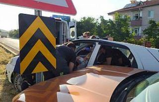 Antalya’da kontrolsüz kavşakta kaza: 3 yaralı