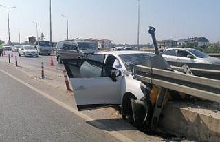 Antalya’da otomobil bariyere ok gibi saplandı:...
