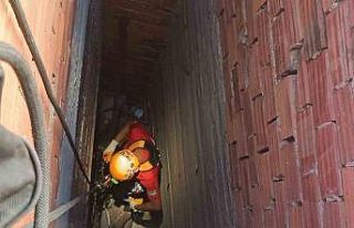 Apartman boşluğuna düşen kedi ekiplerce kurtarıldı