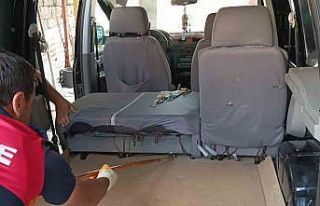 Aracın içine giren yılan itfaiyeyi seferber etti