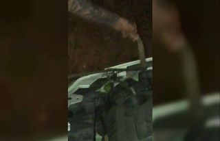 Aracın kaput kısmına giren engereği elleriyle...