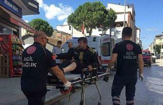 Aracın sıkıştırdığı motosiklet devrildi: 1...