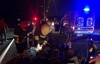 Araçta sıkışan yaralı sürücüyü itfaiye kurtardı