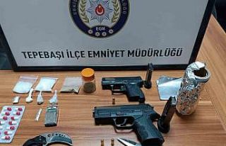 Aranan 2 şahıs yakalandı, çok sayıda malzeme...