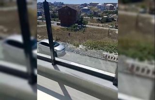 Arnavutköy’de bir şahıs av tüfeğiyle sokak...