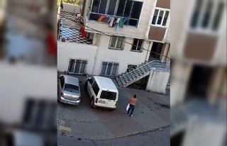 Arnavutköy’de eşine ve komşularına kızan adam...