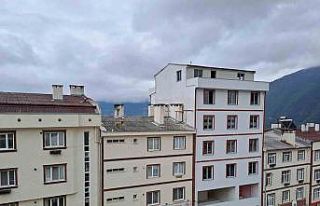 Artvin´de çatıda mahsur kalan köpeği itfaiye...