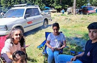 Artvin’de sıcaklardan bunalanlar yayla şenliğine...