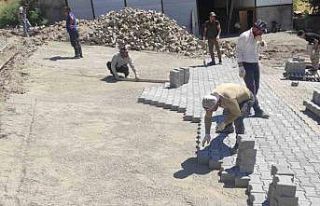 Aşırı sıcaklara rağmen güneşin altında taş...