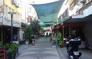 Aşırı sıcaklardan bunalan esnaf, gölge olsun...