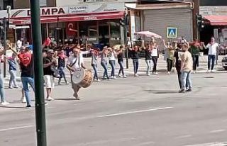 Asker eğlencesinde trafiği kesip halay çektiler