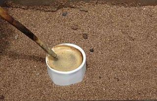 Assos’ta kumda kahve keyfi