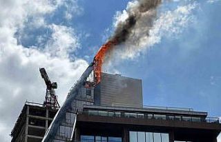 Ataşehir’de 17 katlı iş merkezinde yangın