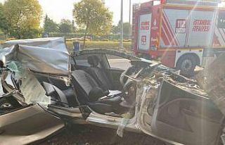 Ataşehir’de direğe çarpan otomobil hurdaya döndü:...