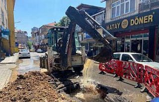 Ataşehir’de İSKİ personelinin patlayan su borusuyla...