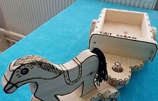 Atık tahtalardan yaptığı oyuncaklarla ‘Sanatçı’...