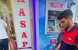 ATM’ye sıkışan yavru kediyi itfaiye kurtardı