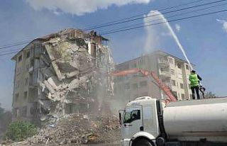 Attığı bir taşla 8 katlı ağır hasarlı binayı...