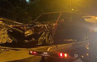 Aydınlatma direğine çarpan otomobilin sürücüsü...