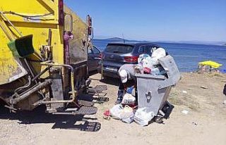 Ayvalık Belediyesi’nin temizlik ekipleri bayramda...