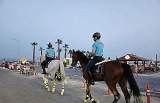Ayvalık’ta atlı jandarmalar görev yapıyor