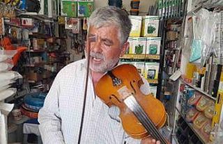 Babadan kalma asırlık kemanıyla 45 yıldır sokak...