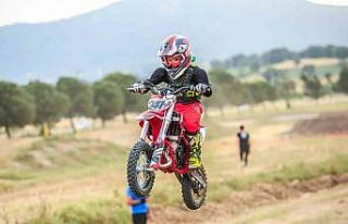 Babasını örnek aldı, 7 yaşında motokrosçu oldu